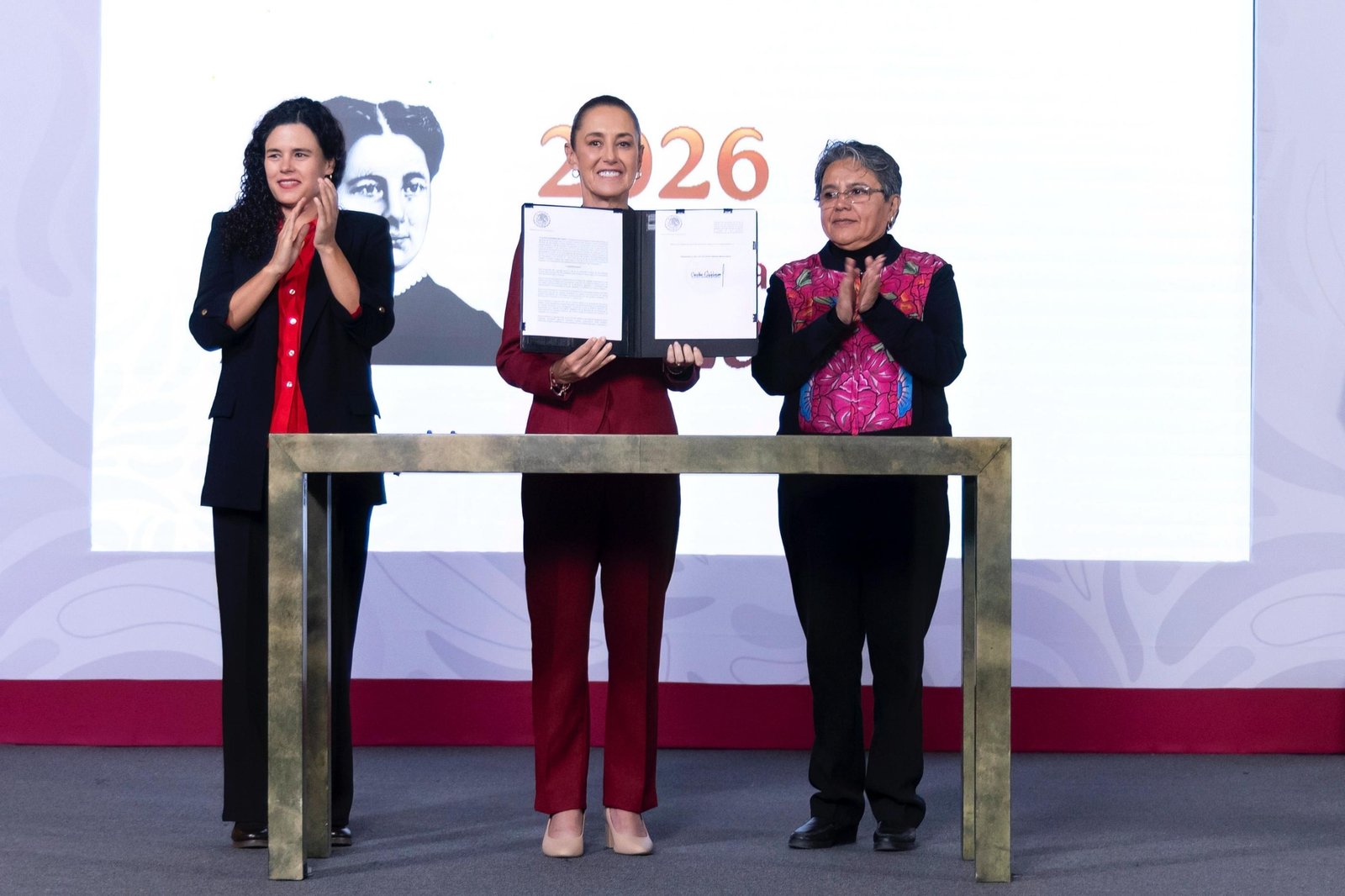Claudia Sheinbaum Firma Decreto para Asegurar Transparencia en el Gobierno de México